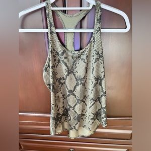Cameo-like Lululemon gym tank
